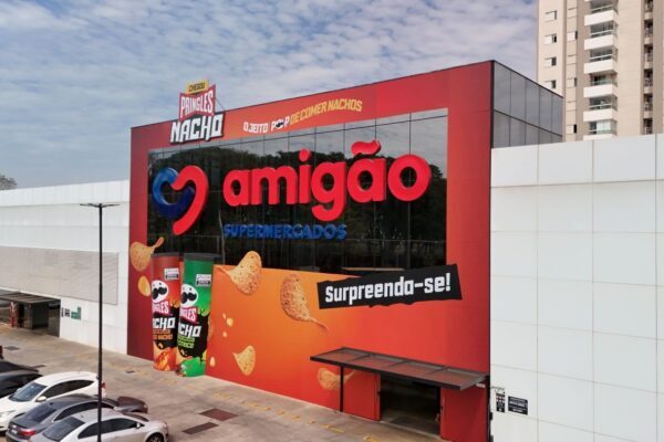 Amigão Supermercados cria fachada 3D gigante em Maringá
