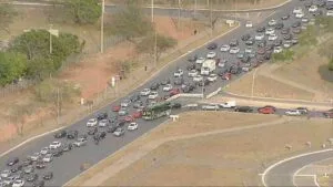 Semáforos apagados no Eixo Monumental afetam trânsito em Brasília Semáforos apagados no Eixo Monumental afetam trânsito em Brasília