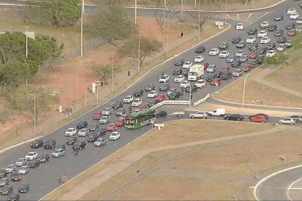 Semáforos apagados no Eixo Monumental afetam trânsito em Brasília