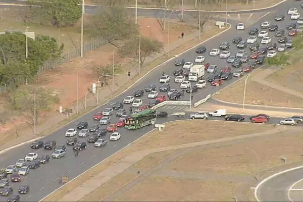 Semáforos apagados no Eixo Monumental afetam trânsito em Brasília Semáforos apagados no Eixo Monumental afetam trânsito em Brasília