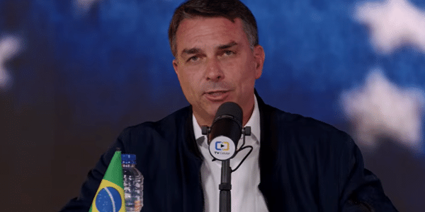 Campanha de Flávio Bolsonaro critica decisão de Dino sobre Nossa Senhora