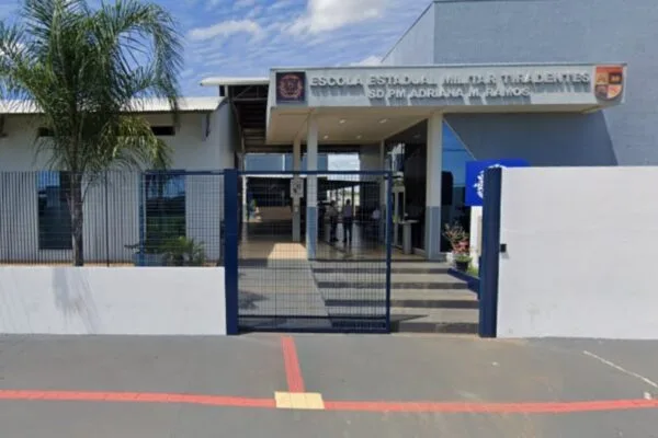 Alunas de escola militar brigam na porta da unidade em MT