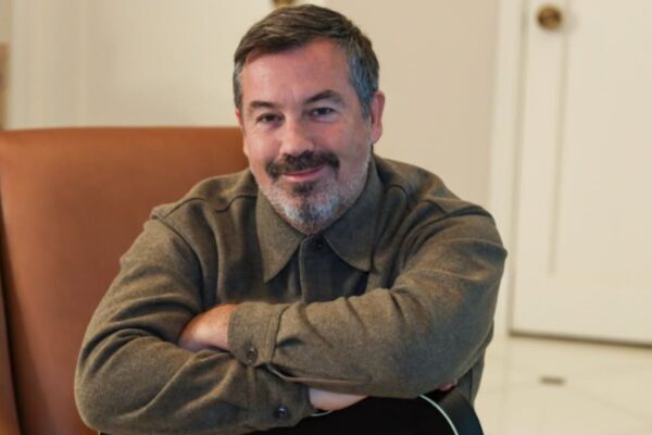 Duncan Sheik, autor de ‘Barely Breathing’, morre aos 56 anos Duncan Sheik, autor de ‘Barely Breathing’, morre aos 56 anos