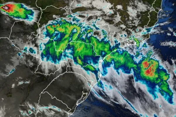 Inmet emite alerta laranja de tempestades com ventos de 100 km/h no PR