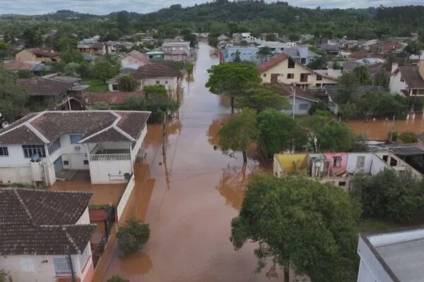 RS tem 4 mortos e 110 mil sem luz dois dias após temporais
