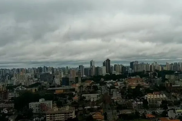 Paraná tem onda de calor e chuva intensa prevista para a semana Paraná tem onda de calor e chuva intensa prevista para a semana