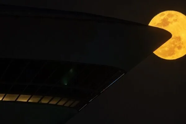 Lua cheia imita Pac-Man ao lado do MAC em Niterói