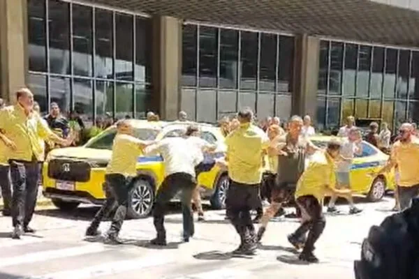 Taxistas brigam a socos e chutes no Aeroporto do Galeão