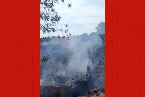 Incêndio em vegetação mobiliza bombeiros na Zona Centro-Sul de Manaus Incêndio em vegetação mobiliza bombeiros na Zona Centro-Sul de Manaus