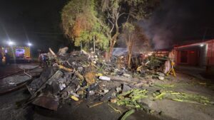 Idoso morre em incêndio e corpo é achado sob 3 m de entulho em Curitiba