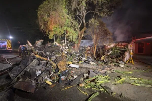 Idoso morre em incêndio e corpo é achado sob 3 m de entulho em Curitiba Idoso morre em incêndio e corpo é achado sob 3 m de entulho em Curitiba