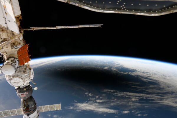 Satélite espião dos EUA explode em órbita; causa é desconhecida