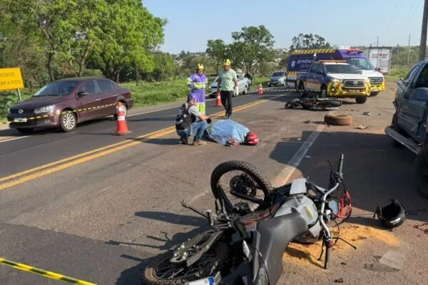 Motociclista morre em acidente com duas motos e caminhonete na BR-163 Motociclista morre em acidente com duas motos e caminhonete na BR-163