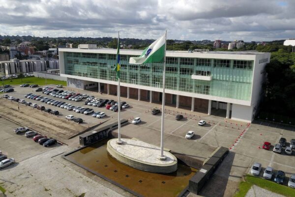 Candidatos ao governo do PR têm agenda em Curitiba nesta segunda