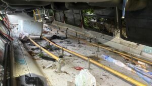 Micro-ônibus cai em ribanceira de 15 m na BR-174 e fere 17