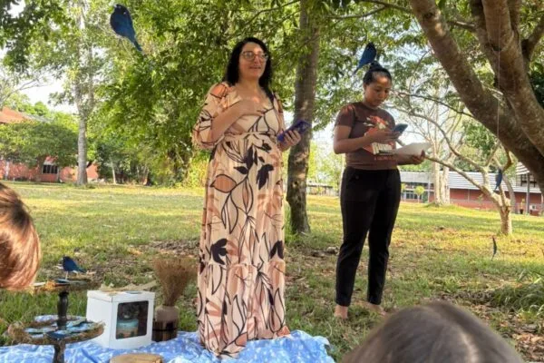 Estudantes da Ufac transformam gramado em cenário literário