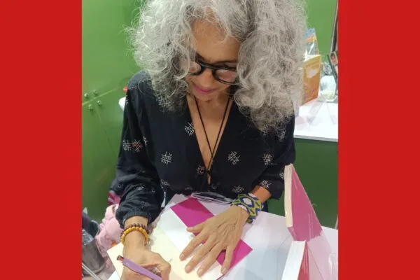 Servidora do Acre lança livro inspirado em casos de feminicídio