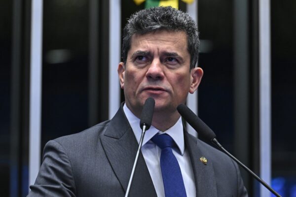 Moro faz caminhada, sabatina e reuniões em Curitiba e Londrina