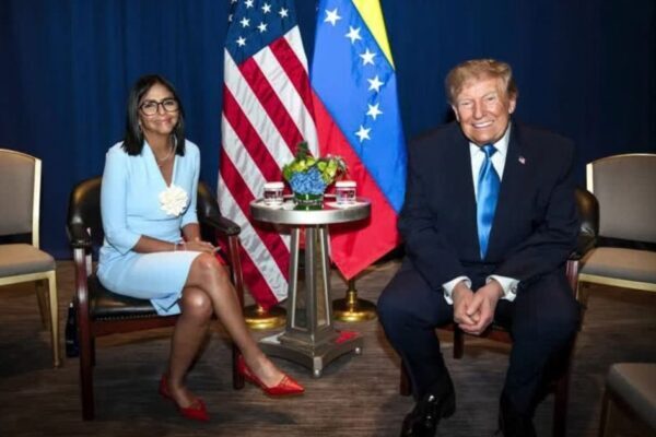Venezuelanos criticam reunião entre Trump e Delcy Rodriguez Venezuelanos criticam reunião entre Trump e Delcy Rodriguez