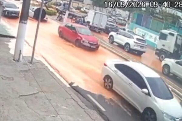 Rompimento de tubulações alaga avenida em Manaus e causa desvios de trânsito Rompimento de tubulações alaga avenida em Manaus e causa desvios de trânsito