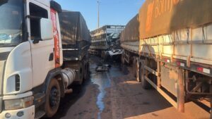 Carreta bate em caminhão parado na BR-163 e motorista morre em MT