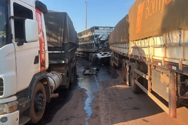 Carreta bate em caminhão parado na BR-163 e motorista morre em MT