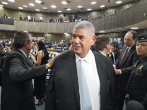 Polícia acha passagem secreta e R$ 280 mil em imóvel ligado a Milton Leite