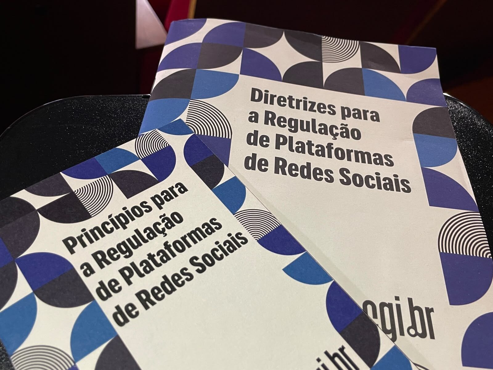 www.deixaeutefalar.com.br CGI.br lança documento com 46 diretrizes para regulação de redes sociais