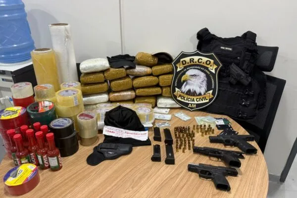Três PMs são presos no Porto de Manaus por extorsão e tráfico Três PMs são presos no Porto de Manaus por extorsão e tráfico