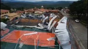 Vendaval arranca telhado de quadra e deixa 9 desalojados em MG