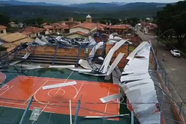 Vendaval arranca telhado de quadra e deixa 9 desalojados em MG