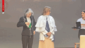Cármen Lúcia guarda Constituição no casaco para receber homenagem em MT