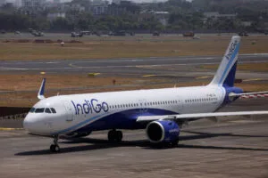 Carregador portátil pega fogo dentro de avião na Índia