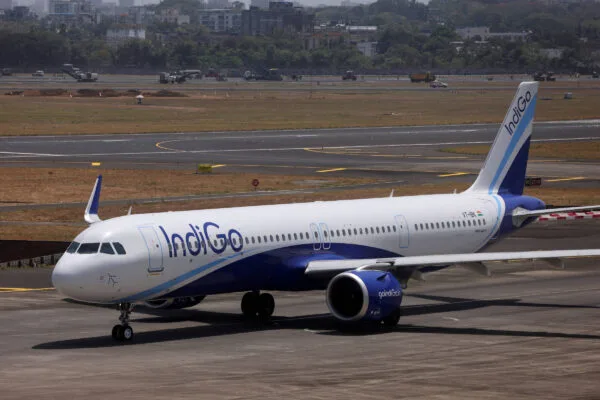 Carregador portátil pega fogo dentro de avião na Índia