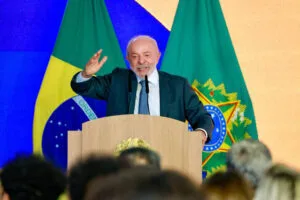 Lula comemora aprovação da PEC do fim da escala 6x1 no Senado