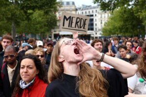 Irã convoca embaixador francês por repressão a protestos estudantis