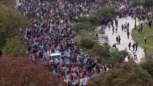 Protestos tomam ruas da França contra bloqueios em colégios