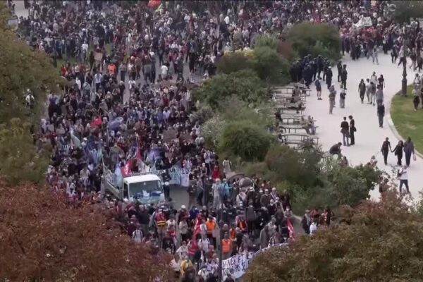 Protestos tomam ruas da França contra bloqueios em colégios