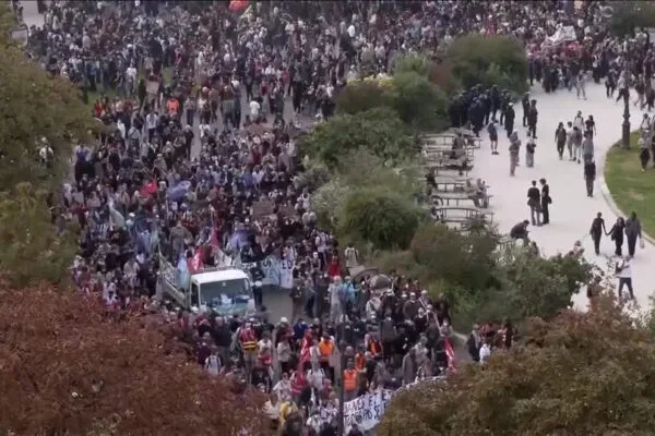 Protestos tomam ruas da França contra bloqueios em colégios