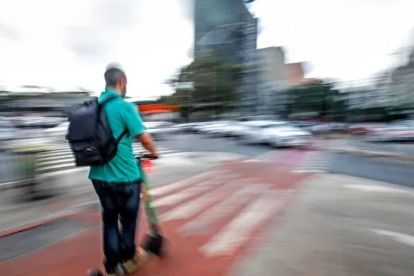 CET começa a multar bicicletas elétricas e patinetes em SP