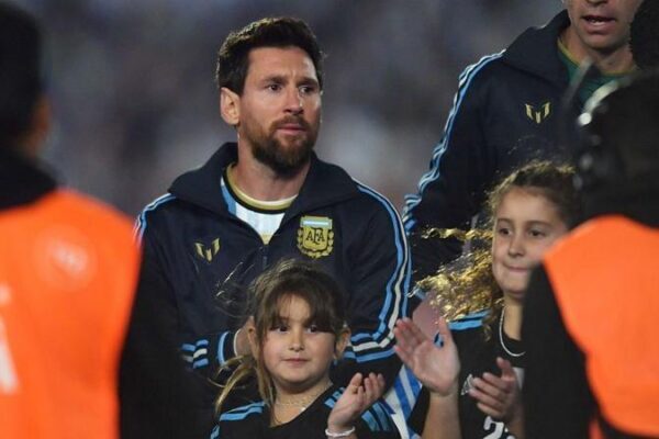 Messi se despede da seleção argentina em jogo no Monumental