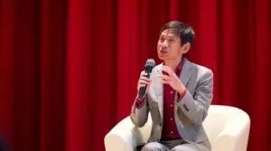 Professor chinês viraliza ao ensinar jovens a lidar com ansiedade Professor chinês viraliza ao ensinar jovens a lidar com ansiedade