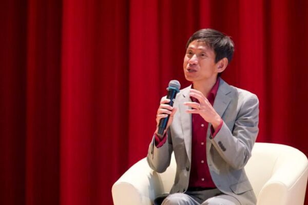 Professor chinês viraliza ao ensinar jovens a lidar com ansiedade Professor chinês viraliza ao ensinar jovens a lidar com ansiedade