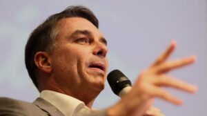 Grupo de dança de Uganda apaga vídeo pró-Flávio Bolsonaro Grupo de dança de Uganda apaga vídeo pró-Flávio Bolsonaro