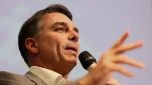 Grupo de dança de Uganda apaga vídeo pró-Flávio Bolsonaro