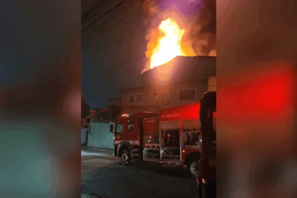Incêndio atinge fábrica no Jabaquara e mobiliza 27 viaturas