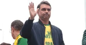 Justiça aceita notícia-crime de Flávio Bolsonaro contra site de cripto Justiça aceita notícia-crime de Flávio Bolsonaro contra site de cripto