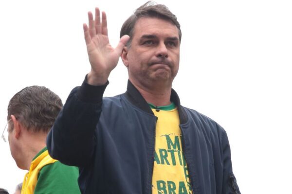 Justiça aceita notícia-crime de Flávio Bolsonaro contra site de cripto Justiça aceita notícia-crime de Flávio Bolsonaro contra site de cripto