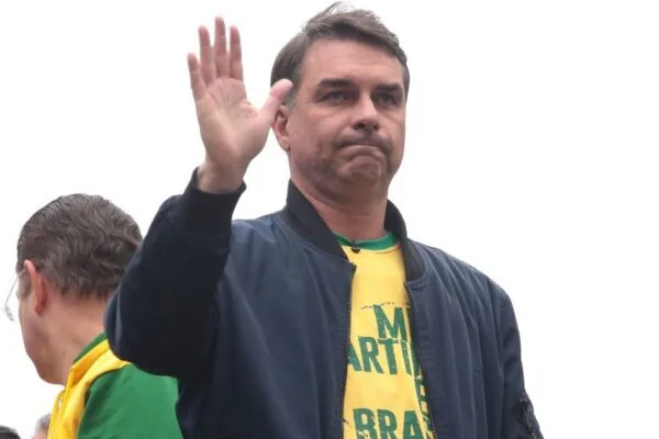 Justiça aceita notícia-crime de Flávio Bolsonaro contra site de cripto