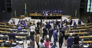 Direita decide apoiar PEC que acaba com escala 6×1